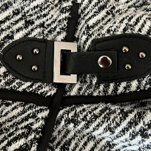 Devie Black and White Patterned Top - Picture 5 of 6